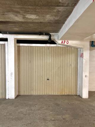 Comfortable staanplaats voorzien met poort te koop op niveau -2. Afmetingen: Breedte: 2,33 m; Diepte: 4,66 m...