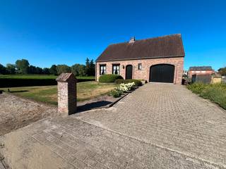 <p><strong>🏡 Gezellige gezinswoning met 3 slaapkamers, inpandige garage en tuin in rustige doodlopende straat op een totale opp van 8a.</strong><br /><br />Bent u op zoek naar een charmante woning op een rustige locatie?<br />Dan is deze gezellige gezinswoning in het rustige Mol-Ezaart zeker een bezoek waard.<br /><br />Gelegen in een doodlopende straat geniet u hier van alle rust, terwijl winkels, scholen en andere voorzieningen vlot bereikbaar zijn.<br /><br />Via de inkomhal komt u de woning binnen.<br />Van daaruit bereikt u de gezellige woonkamer met houtkachel, die zorgt voor een warme en sfeervolle leefruimte.<br />Aansluitend bevindt zich de keuken, die wordt uitgerust met een koelkast en nieuwe oven. <br />Verder beschikt het gelijkvloers over een ruime slaapkamer, een badkamer met douche in bad, apart toilet en een praktische inpandige garage.<br />Daarnaast is er een kelder aanwezig, ideaal als extra opslagruimte.<br /><br />Op de verdieping bevinden zicht nog twee ruime slaapkamers en een berging.<br />Hierdoor is de woning perfect geschikt is voor een klein gezin, een koppel of wie graag een extra hobby- of bureauruimte heeft.<br /><br />🌿 Achteraan de woning geniet u van een aangename tuin met terras, de ideale plek om te ontspannen of gezellig buiten te eten in alle rust.<br />Naast de woning is er nog een aparte berging.<br /><br />📞 Interesse? Neem gerust contact met ons op voor een bezichtiging. Bezoeken zijn steeds mogelijk op afspraak. Beschikbaarheid in onderling overleg.</p>