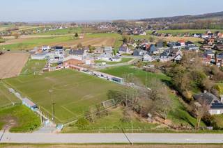 TE KOOP GERAARDSBERGEN<br />Op zoek naar een mooi gelegen “bouwperceel” (voor open bebouwing) met een totale oppervlakte van 3497m2 met aansluitend weilanden.<br /><br />Wij bieden in één geheel onderstaande 3 percelen aan als “bouwperceel” <br />Perceel 1 : A179C, bouwgrond, 1335 m2 <br />Perceel 2 : A179B, weiland, 749 m2 <br />Perceel 3 : A180, weiland, 1413 m2<br /><br />- geen bouwverplichting <br />- niet gelegen in verkaveling<br />- totale lengte aan de straat bedraagt +- 72 m <br />- geen overstromingsgevoelig gebied <br />- vrij van gebruik, geen pacht e.d. <br />- percelen worden niet afzonderlijk verkocht <br />- op 850 m van treinstation van Moerbeke met vlotte verbinding naar o.a. Brussel, <br />- op 900 m van marktplein van Moerbeke met supermarkt, bakkers, … <br /><br />Voor bijkomende info (kadasters, bodemattesten, VGI, VIP, bouwvoorschriften), contacteer Katrien: 0473.42.76.99 of via mail op katrien @cornelis-goeman.be <br />Vermelde afmetingen zijn informatief en niet bindend.