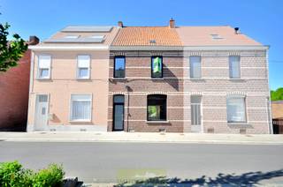 In een verkeersluwe straat in de dorpskern van Kluisbergen vinden we deze volledig vernieuwde woning, voorzien van een praktische uitweg achteraan. <br /><br />We betreden de woning via zijn inkomhal met plaats voor een vestiaire en een apart gastentoilet, uitgerust met een nieuw hangtoilet en lavabo. De lichtrijke leefruimte geniet van hoge plafonds en staat in verbinding met een <strong>splinternieuwe keuken</strong> voorzien van kwalitatieve toestellen en een granieten werkblad. Dankzij de lichtkoepel en het grote schuifraam naar het terras geniet u hier van een overvloed aan natuurlijk licht, en een prachtig overzicht op de tuin. Verder is er nog een volledig vernieuwde badkamer met inloopdouche en een dubbele wastafel.<br /><br />Op de eerste verdieping vindt u een apart toilet en drie slaapkamers, allen voorzien van een nieuwe laminaatvloer en moderne ledverlichting. Via een vaste trap bereiken we de zolderkamer, voorzien van een afgewerkte OSB-vloer die uitstekend geïsoleerd is, en reeds uitgerust met klaarliggende nutsvoorzieningen, alsook voor eventuele zonnepanelen.<br /><br />De woning is <strong>volledig onderkelderd</strong> en opgesplitst in 5 praktische ruimtes: een traphal, de stookplaats met recente hoogrendementsketel op gas, twee bergruimtes en een grote wasplaats met voorzieningen voor was- en droogkast.<br /><br />Buiten geniet u van een ruime, onderhoudsvriendelijke tuin met terras. De <strong>zijdelingse toegang</strong> is bijzonder handig voor het plaatsen van fietsen of het wegbrengen van tuinafval zonder door de woning te moeten.<br /><br /><strong>Extra troeven </strong>van deze woning zijn onder meer de<strong> volledig vernieuwde en gekeurde elektriciteit</strong>, splinternieuw sanitair en het feit dat de woning <strong>volledig geschilderd </strong>is en dus onmiddellijk instapklaar.<br />Meer info? Contacteer Kyamo De Smet: 0479 06 13 71