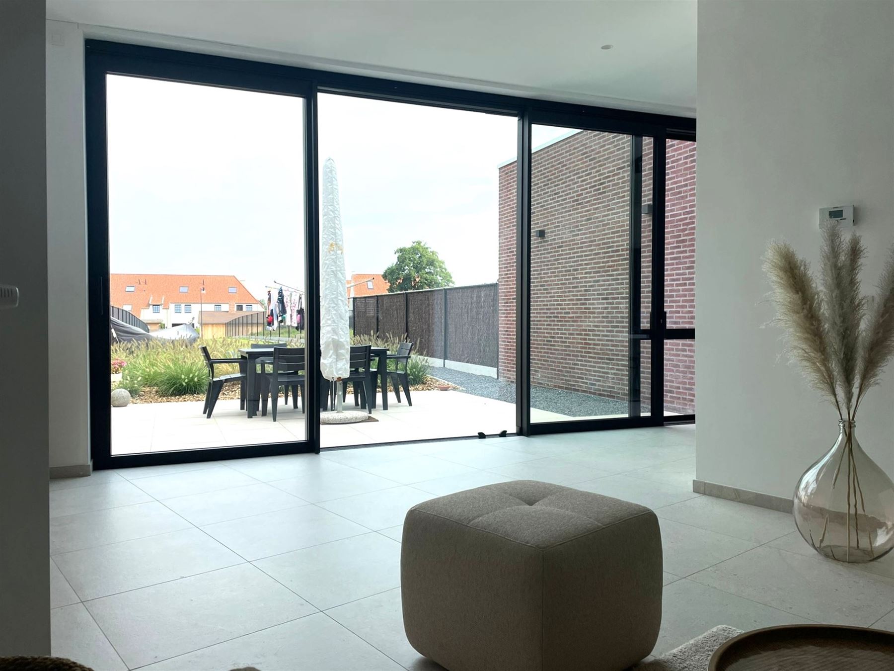 Tijdloze moderne woning met drie ruime slaapkamers  - foto 2