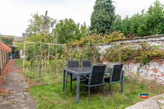 <p><span>2170 MERKSEM | MOVE-IN READY HOUSE WITH FOUR BEDROOMS AND LARGE GARDEN | EPC C |</span></p><p><span>Layout as follows: ground floor: entrance hall - living room - fully installed kitchen - shower room - veranda - garden. </span></p><p><span>Second floor : landing - three bedrooms - bathroom with bathtub. </span></p><p><span>Second floor : spacious bedroom of 27m².</span></p><p><span>Gas heating. The house has been renovated in 2008 and 2021. Has a convenient location near the center and in the immediate vicinity of stores, schools, public transport and park.</span></p><p><span> </span></p><p><span> </span></p>