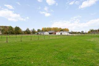 Dit uitgestrekte paardencomplex met maar liefst 35 boxen beschikt over een uitgebreid scala aan faciliteiten die voldoen aan de hoogste normen voor zowel fok- als sportpaarden.<br />De binnenpiste van 27 x 52 meter en de buitenpiste van 32 x 55 meter bieden ideale trainingsmogelijkheden voor zowel dressuur als springen.<br />Daarnaast vervolledigen een stapmolen, winterpaddocks en aansluitende weides het geheel.<br /><br />Grenzend aan deze infrastructuur bevindt zich een ruime woning die volledig voldoet aan de hedendaagse comfort- en kwaliteitsvereisten.<br /><br />Dankzij de rustige maar vlot bereikbare ligging biedt deze eigendom een uitzonderlijk potentieel en tal van mogelijkheden.<br /><br />Er is een mogelijkheid om extra gronden aan te kopen.