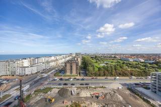 Dit appartement bevindt zich op de twaalfde verdieping van het moderne nieuwbouwcomplex O’sea Life en biedt comfortabel en stijlvol wonen op een toplocatie. Vanuit het appartement geniet je van een aangenaam zijdelings zeezicht. De ruime en lichtrijke woonkamer met open keuken vormt het hart van de woning en geeft rechtstreeks toegang tot het aangename terras. Het appartement beschikt over twee volwaardige slaapkamers, een verzorgde badkamer, een afzonderlijk toilet en een praktische berging. Een absolute troef is dat het appartement nog nooit werd bewoond. Het verkeert dan ook in nieuwe staat en werd volledig afgewerkt met renovatievlies en geschilderd. Het gebouw is uitgerust met een lift en een fietsenberging. Bovendien bestaat de mogelijkheid om een ruime ondergrondse staanplaats met laadpunt mee aan te kopen. De verkoop gebeurt onder het btw-stelsel. Droom je ervan om te wonen in een hedendaags nieuwbouwappartement, op wandelafstand van het strand en met zijdelings zeezicht? Dan is dit appartement zeker iets voor jou!