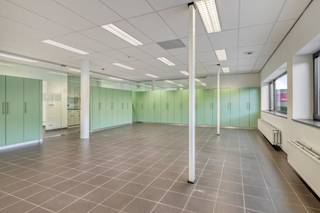 Op de eerste verdieping van een verzorgd kantoorgebouw aan de Liesdonk in Geel bevindt zich deze instapklare kantoorruimte van ca. 170,77 m².Het kantoor beschikt over een praktische indeling en is uitgerust met een kitchenette, verwarming en koeling voor een aangename werkomgeving. De dames- en herentoiletten bevinden zich centraal op het verdiep en worden samen met de serverruimte als gemeenschappelijke delen beschouwd.Huurvoorwaarden:- Kantoorruimte: € 120/m²/jaar excl. btw- Gemeenschappelijke delen: € 120/m²/jaar excl. btw- Provisionele kosten: € 20/m²/jaar- Niet-overdekte parkeerplaats: € 700/plaats/jaar excl. btw- Laadpaalplaats: supplement van € 600/plaats/jaar excl. btwVoor meer informatie of een bezoek ter plaatse; jeroen.saenen@dewaele.com 0472183810