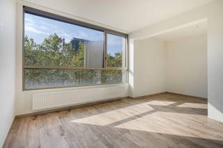 Dit instapklaar appartement heeft een bewoonbare oppervlakte van 84 m² en bevindt zich aan de Britselei in de bruisende buurt het Zuid vlakbij het centrum van Antwerpen. Het appartement zelf is gelegen op de derde verdieping van een recente vernieuwbouw.<br /><br />Indeling    <br />- inkomhal<br />- leefruimte met open keuken<br />- twee ruime slaapkamers<br />- badkamer met douche en lavabo<br />- apart toilet<br />- terras<br />- ruime berging met aansluiting voor wasmachine<br />- kelderberging<br /><br />Troeven:<br />- recent gerenoveerd gebouw<br />- EPC label B<br />- centrale locatie in Antwerpen<br /><br />Dit appartement wordt verkocht voor een vraagprijs van 385.000 euro. <br />Voor een afspraak of meer info: 03/206.76.76 of sophie.schelpe@dewaele.com.  <br /><br />Had u graag uw eigen eigendom te koop aangeboden contacteer ons dan voor een vrijblijvende schatting, telefonisch op het nummer 03/206.76.76 of per mail naar antwerpen@dewaele.com.    <br />Ook voor alle andere vragen omtrent vastgoed kan u steeds bij ons kantoor te Antwerpen terecht!<br /><br />Bestuursmaatregelen in het maatregelenregister: nee