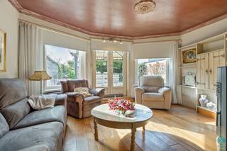 <p><strong>Te renoveren halfopen woning met garage en zuidgerichte tuin in het centrum van Arendonk</strong></p>
<p>Op zoek naar een woning met ruimte, potentieel en een centrale ligging? Deze deels te renoveren halfopen bebouwing in het hart van Arendonk biedt tal van mogelijkheden voor wie zijn eigen stempel wil drukken.</p>
<p>De woning beschikt over een inkom via het voormalige kapsalon, dat vandaag ingericht is als slaapkamer, maar perfect kan dienen als bureauruimte, praktijk of hobbykamer. Verder is er een praktische berging, een badkamer uitgerust met zowel douche als ligbad en aansluiting voor een wasmachine, evenals een apart toilet.</p>
<p>De ruime, ingerichte keuken met gezellige ontbijthoek vormt het hart van de woning en sluit naadloos aan op de lichtrijke woonkamer met parketvloer en mooi zicht op de verzorgde, zuidgerichte tuin.</p>
<p>Op de eerste verdieping bevinden zich drie slaapkamers. Via een vaste trap bereik je de zolderverdieping, waar zich nog een extra slaapkamer bevindt.</p>
<p>Extra troef is de ondergrondse garagebox, gelegen aan de overzijde van de straat.</p>
<p>De woning vraagt voornamelijk een energetische renovatie, maar biedt een stevige basis en veel ruimte voor wie comfortabel en centraal wil wonen. Verwarming gebeurt via aardgas.</p>
<p><strong>Troeven:</strong></p>
<ul>
<li>Centrale ligging in Arendonk</li>
<li>Zuidgerichte tuin</li>
<li>Ondergrondse garagebox aan de overzijde</li>
<li>Aparte zij-ingang via een poortje</li>
<li>Veel potentieel na renovatie</li>
<li>EPC: F-label => renovatieplicht!</li>
</ul>