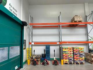 Ontdek deze veelzijdige loods van 576 m² gelegen in het industriële hart van Machelen. Deze ruimte is uitermate geschikt voor bedrijven in de voedingssector of farmaceutische industrie, dankzij de 176 m² aan ingebouwde koelruimtes.<br /><br />De koelruimtes zijn van hoge kwaliteit en bieden de ideale omstandigheden voor het bewaren van temperatuurgevoelige goederen. De resterende oppervlakte kan perfect worden benut voor opslag, productie of logistieke doeleinden.<br /><br />Dit pand biedt de perfecte combinatie van opslag- en koelruimte en is een unieke kans voor bedrijven die op zoek zijn naar flexibiliteit en functionaliteit.