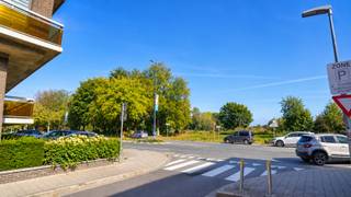 Ontdek deze charmante rijwoning gelegen in het hart van Lokeren. De woning bied voldoende ruimte voor een comfortabel gezinsleven. <br /><br />De woning beschikt over VIER gezellige slaapkamers, ideaal voor gezinnen of als thuiskantoor. De indeling is praktisch en functioneel, met een lichte woonkamer die uitkijkt op het terras. Dit terras is perfect voor gezellige zomerdagen en biedt een fijne plek om te ontspannen of te entertainen.<br /><br />Met één badkamer is de woning praktisch ingedeeld, maar er is zeker ruimte voor persoonlijke aanpassingen en moderniseringen. <br /><br />Gelegen in een rustige, doch centrale buurt van Lokeren, ligt deze rijwoning dichtbij lokale voorzieningen, scholen en openbaar vervoer. Dit maakt het een ideale locatie voor zowel jonge gezinnen als werkende professionals.<br /><br />Kortom, deze woning biedt een uitstekende basis voor wie op zoek is naar een comfortabel en ruim huis in Lokeren. Mis deze kans niet en kom snel een kijkje nemen!