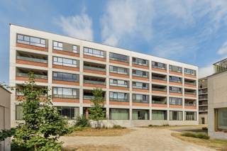<h2><strong>Recent appartement op de eerste verdieping – mét lift, terras en staanplaats</strong></h2>
<p><span>In het historische gebouw <strong>‘Koffienatie’</strong>, op een toplocatie vlakbij het Antwerpse <strong>Den Dam</strong>, bevindt zich dit recent appartement op de eerste verdieping. Een ideale woonst voor wie comfort, bereikbaarheid en modern woonplezier wil combineren.</span></p>
<div></div>
<h2><strong>Indeling</strong></h2>
<h3><strong>Inkom & leefruimte</strong></h3>
<ul>
<li>
<p><span><strong>Inkomhal</strong> met aparte berging</span></p>
</li>
<li>
<p><span><strong>Ruime woonkamer</strong> op steentapijt met grote schuifraam → directe toegang tot het <strong>gezellige terras</strong></span></p>
</li>
<li>
<p><span><strong>Open keuken</strong> voorzien van alle toestellen</span></p>
</li>
</ul>
<h3><strong>Slaapgedeelte & comfort</strong></h3>
<ul>
<li>
<p><span><strong>Twee slaapkamers</strong></span></p>
</li>
<li>
<p><span><strong>Berging</strong> met aansluiting voor was- en droogautomaat</span></p>
</li>
<li>
<p><span><strong>Badkamer</strong> uitgerust met <strong>inloopdouche</strong> en <strong>lavabomeubel</strong></span></p>
</li>
</ul>
<div></div>
<h2><strong>Parkeren</strong></h2>
<p><span>Inclusief <strong>ondergrondse autostaanplaats</strong>, veilig en gemakkelijk bereikbaar.</span></p>
<div></div>
<h2><strong>Extra informatie</strong></h2>
<p><span>✔ EPB <strong>E49<br /></strong>✔ <strong>Elektriciteit conform</strong> <br />✔ Gemeenschappelijke kosten: <strong>± €100/mnd</strong> (driemaandelijkse afrekening) <br />✔ <strong>Individuele nutsvoorzieningen</strong> <br />✔ <strong>Verkoop onder registratiestelsel</strong></span></p>
<h2><strong>Bezoek ter plaatse</strong></h2>
<p><span>Contacteer Vastgoed03 via <strong><span>03 568 03 03</span></strong> voor meer informatie of een bezoek.</span></p>
