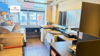 Deze handelsruimte in de Sint-Amandstraat 24 is ingericht als frituur/snackzaak.De eigenaar biedt de mogelijkheid tot verhuur met of zonder aanwezige inrichting en toestellen, volledig bespreekbaar.Het pand beschikt over een bedieningsruimte met toonbank en vitrine, aansluitend op een zitgedeelte met tafels en stoelen (mogelijkheid tot ±20 zitplaatsen).Achterliggend bevindt zich een afzonderlijke koel- en opslagruimte, uitgerust met meerdere diepvriezers en rekken. Daarnaast is er sanitair voorzien (2 toiletten).De zaak is geschikt voor onmiddellijke ingebruikname en laat toe om zonder structurele werken te starten.Onmiddellijk beschikbaar.