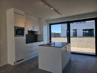 BEZOEK AANVRAGEN ENKEL MOGELIJK VIA VOLGENDE LINK: https://verlinden.mijnhuurprofiel.be/property/6f8bb60f-f615-4870-baa9-a01eef77c9ff<br /><br />Dit nieuwe, energiezuinige dakappartement is gelegen in het centrum van Mol op wandelafstand van winkels, horeca, scholen, openbaar vervoer...<br /><br />Het appartement op de 3de verdieping is bereikbaar via de lift of de gemeenschappelijke trappenhal. Via de inkomhal met gastentoilet kom je terecht in de leefruimte en open keuken. Deze is volledig geïnstalleerd en voorzien van alle comfort; een vaatwasser, koelkast, inductiekookplaat, afzuigkap, combi-oven, spoeltafel en voldoende opbergruimte. Naast de keuken is de berging met aansluiting voor de wasmachine voorzien.<br /><br />Via de nachthal kom je bij de 2 slaapkamers en de badkamer, uitgerust met inloopdouche, handdoekdroger en wastafel met meubel.<br /><br />Aan beide kanten van het appartement is er een terras voorzien zodat je heel de dag kan genieten van de zon.<br /><br />In de kelder is er een kelderberging en autostaanplaats aanwezig.<br /><br />Huurprijs: €950/maand | gemeenschappelijke kosten: €45/maand | beschikbaarheid: onmiddellijk | EPB in opmaak