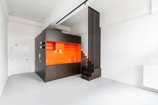 Deze volledig vernieuwde cityloft geniet van een ongeziene plafondhoogte van 4,5 m die via een duurzaam conceptmeubel toestaat het slaapgedeelte in...