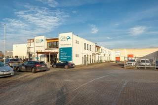 - magazijn en kantoor kan apart verhuurd worden<br />- 1 loskade<br />- vrije hoogte 6m<br />- magazijnen uitgerust met sprinklers<br />- heel toegankelijk vlakbij oprit 23 van de E34