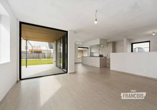 IMMO FRANCOIS MEETJESLAND PRESENTEERT KLOOSTERAPRILSTRAAT 14!<br /><br />WIJ VERWIJZEN U VOOR ALLE INFO & DOCUMENTEN GRAAG DOOR NAAR ONZE WEBSITE: IMMOFRANCOIS.BE.<br /><br />WENST U EEN GRATIS EN VRIJBLIJVENDE VERKOOPSANALYSE MET WAARDEBEPALING VAN UW EIGENDOM? DARIO KOMT GRAAG BIJ U LANGS!<br /><br />Deze instapklare nieuwbouwwoning is gelegen in het aangename Assenede en combineert hedendaags wooncomfort met een verzorgde afwerking en uitstekende energieprestaties. De centrale ligging nabij de Nederlandse grens zorgt voor een vlotte bereikbaarheid, met de R4 richting Gent en de E34 richting Antwerpen en de kust binnen handbereik. Winkels, scholen, horeca, openbaar vervoer en andere dagelijkse voorzieningen bevinden zich bovendien op korte afstand.<br /><br />Bij het betreden van de woning komt u terecht in een ruime inkomhal met afzonderlijk gastentoilet. Van hieruit is er rechtstreeks toegang tot de inpandige garage, die bijkomend voorzien is van een praktische inloopdouche. De lichtrijke leefruimte vormt het centrale gedeelte van de woning en geniet van een aangenaam zicht op de aangelegde tuin. Aansluitend bevindt zich een ruime bureauruimte, perfect geschikt als thuiswerkplek of hobbyruimte, evenals een volledig ingerichte keuken voorzien van alle hedendaagse comfort.<br /><br />De eerste verdieping beschikt over drie volwaardige slaapkamers, een afzonderlijk toilet en een stijlvol ingerichte badkamer. Deze is uitgerust met een dubbele lavabo, een ligbad en een ruime inloopdouche. Dankzij de praktische indeling en de verschillende multifunctionele ruimtes biedt de woning alle nodige flexibiliteit voor gezinnen, thuiswerkers en wie belang hecht aan extra woon- en bergruimte.<br /><br />Ook de buitenruimte sluit mooi aan bij het comfort van de woning. De verzorgde tuin met aangenaam terras biedt een fijne plek om in alle rust van het buitenleven te genieten. Een kwalitatief afgewerkte tuinberging zorgt voor bijkomende opbergruimte, terwijl de ruime parkeermogelijkheden op eigen terrein het geheel verder vervolledigen.<br /><br />Op energetisch vlak is deze nieuwbouwwoning bijzonder sterk uitgerust. Vloerverwarming op het gelijkvloers, een lucht-luchtwarmtepomp op de verdieping, driedubbele beglazing en 4 kW aan zonnepanelen dragen bij aan een aangenaam binnenklimaat en een laag energieverbruik. Deze combinatie van duurzame technieken, hedendaags comfort en kwalitatieve afwerking maakt van de woning een toekomstgerichte en energiezuinige thuis.<br /><br />Bent u op zoek naar een energiezuinige nieuwbouwwoning in Assenede waar hedendaags wooncomfort, een kwalitatieve afwerking en een uitstekende ligging samenkomen? Aarzel niet om contact op te nemen met Dario Van Kerckvoorde van Immo Francois Meetjesland voor meer informatie of een bezoek ter plaatse.<br /><br />GRAAG ALS EERSTE OP DE HOOGTE VAN ONS AANBOD? 1) BEZORG ONS UW ZOEKVOORKEUREN EN WE HOUDEN CONTACT, 2) VOLG @IMMOFRANCOISMEETJESLAND VIA INSTAGRAM<br /><br />