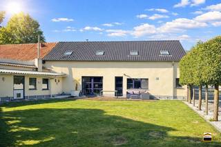 <p><span>Instapklare gezinswoning met 3 slaapkamers en leuke tuin op gunstige locatie</span><span><br /><br />Deze halfopen bebouwing treffen we aan in Hoepertingen, een leuke deelgemeente van<br />Tongeren-Borgloon. Alle nodige voorzieningen zijn makkelijk bereikbaar en de verbindingen<br />zijn uitstekend.<br /><br />De woning heeft een aangename indeling. We onderscheiden het volgende:</span></p><p><span>Gelijkvloers:</span><span><br />Inkomhal met gastentoilet, bureauruimte (ideaal voor thuiswerk), ruime leefruimte met<br />salon- en eetkamergedeelte en een open keuken met eiland, uitgerust met alle comfort<br />en een prachtig uitzicht op de tuin, wasplaats/berging, hal met trap naar de verdieping.<br /></span><span>Eerste verdieping: </span><span><br />Nachthal met inbouwkasten, 3 ruime slaapkamers van respectievelijk 22, 18 en 17 m²,<br />badkamer met ligbad, douche, toilet en dubbele lavabo.<br /><br />Achteraan de woning treffen we een aangenaam en zonnig terras en een leuke tuin. De <br />stallingen bieden de nodige opslagruimte en er is een ruime aparte garage met fos.<br /><br />Op vlak van technieken onderscheiden we het volgende:<br />* Centrale verwarming op stookolie (ketel: 2009)<br />* Veelal hoogrendementsbeglazing in pvc omkadering</span></p><p><span> </span></p><p><span>Wenst U meer informatie over deze woning of een bezichtiging?<br />Contacteer ons via 012 26 22 05 of info@hetimmohuis.be</span></p>