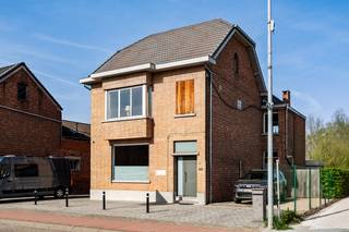 Op een uitstekende locatie in het centrum van Grasheide bevindt zich deze ruime woning met veel mogelijkheden. Dankzij de centrale ligging geniet u van een uitstekende bereikbaarheid, met winkels, scholen en openbaar vervoer op wandelafstand.<br /><br />We betreden de woning via de inkomhal. Het gelijkvloers omvat een toonzaal dewelke ingericht kan worden als een woonkamer, verdeeld worden in slaapkamers,... Verder beschikt u op het gelijkvloers over een berging en een bureau. Op de eerste verdieping beschikt u over een master bedroom met dressing, de badkamer, uitgerust met een ligbad, toilet en lavabomeubel en de woonkamer met open keuken. De keuken is volledig geïnstalleerd en uitgerust met de voornaamste toestellen. De tweede verdieping is volledig afgewerkt tot een zeer ruime slaapkamer.<br /><br />Via een aparte inkom heeft u toegang tot het bijgebouw. Dit is ingericht als een zorg-unit / kangoeroewoning. U beschikt hier op het gelijkvloers over een woonkamer met open keuken dewelke volledig geïnstalleerd is en een badkamer met ruime douche, een lavabomeubel, toilet en plaats voor de wasmachine en droogkast. Op de eerste verdieping is er een ruime slaapkamer met dressing dewelke over een airco-unit beschikt. Dit woongedeelte kan ook dienst als kantoor, praktijkruimte,.. <br />Ten slotte kan u in de mooi aangelegde tuin met tuinkamer steeds in alle rust en privacy genieten van het mooie weer. <br /><br />Rondom de woning beschikt u over voldoende parkeermogelijkheden.<br /><br />U bent verplicht om deze woning binnen de 6 jaar na aankoop grondig energetisch te renoveren tot minimum EPC-label D. <br /><br />Dit is een uitstekende opportuniteit als u op zoek bent naar een ruime woning met veel potentieel te Grasheide. Contacteer ons voor meer informatie op 0480 66 14 77 of neem een kijkje op www.boonstravastgoed.be . <br /><br />Bijzonderheden:<br />- Veel potentieel<br />- 2 tot 4 slaapkamers mogelijk<br />- Mogelijkheid tot kangoeroewonig
