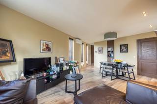 <p><span>In een autoluwe straat, pal in het centrum van Maria Ter Heide en toch dicht bij groen bieden wij u dit recent (bouwjaar 2000)appartement met 1 slaapkamer en ruim zonneterras.</span></p><p><span>Het appartement bevindt zich op de 1ste verdieping boven garage complex. Het beschikt over een gunstig EPC label, is prima onderhouden en voorzien van alle hedendaags comfort. Tevens is er een auto staanplaats mee inbegrepen. Zowel interessant voor alleenstaanden als ook als investering. Boek dus snel uw afspraak en kom zeker niet TE LAET!</span></p><p><span>Opmerking</span><span>: Samen met dit appartement kan men ook het aanpalend gelijkvloers appartement met 2 slaapkamers en tuin aankopen met bijhorende auto staanplaats + gelijkvloers kantoor/praktijkruimte met aansluitend grote berging. (zie op onze website of contacteer ons voor verdere informatie)</span></p><p><span> </span></p>