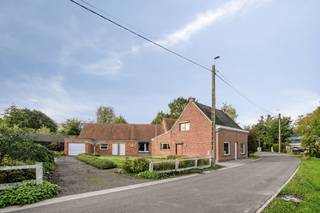 In het landelijke Maarke-Kerkem, deelgemeente van Maarkedal, bevindt zich deze woning in de Hasselstraat. Deze eigendom biedt heel wat potentieel voor wie op zoek is naar een renovatieproject, gelegen in een rustige landelijke omgeving. De bestaande woning, opgetrokken in rode baksteen, beschikt over een aanpalend bijgebouw met garage. Op het gelijkvloers treffen we de eetkamer, zithoek, keuken, badkamer en 2 bergingen aan. Op het eerste verdiep vinden we 2 slaapkamers. Verder heeft de woningen een garage, 2 extra buitenbergingen, een kelder en een zolder. Dit geheel biedt een interessante basis om de eigendom volledig naar eigen smaak en wensen te transformeren. De straatbreedte is maar liefst 32 m en de gemiddelde diepte 19m. Gelegen in de groene omgeving van de Vlaamse Ardennen, is dit een opportuniteit voor renovatie-investeerders of wie op zoek is naar een project om een eigen thuis te creëren. Contacteer Vastgoed Lietaer voor meer info of een bezoek op 055/500 007 of info@vastgoedlietaer.be. Enkel een schriftelijk bod aanvaard door de verkopers resulteert in enige verbintenis/verkoop.<br /><br />