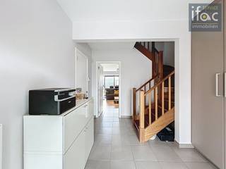 Prachtige energiezuinige woning te Moorsel (Tervuren). Gelijkvloers: inkomhal, apart toilet, vestiaire, woonkamer met open plan volledig...