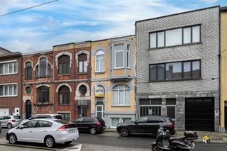 <p><span>Instapklare woning (287 m²) met 3 slaapkamers, 2 badkamers en tuin (75 m²) in Deurne.</span></p><p><span> </span></p><p><span>Op een centrale locatie met openbaar vervoer, (lokale) winkels en scholen op wandelafstand treffen we deze instapklare woning. Met de auto bereik je de snelweg in slechts enkele minuten. Liever de fiets? Je kan hier gemakkelijk gebruik maken van het velo-deelsysteem.</span></p><p><span> </span></p><p><span>De woning is doorheen de jaren goed onderhouden en is instapklaar. Het dak is conform geïsoleerd en de elektriciteit zal conform zijn bij akte. Verder beschikken de ramen over dubbele beglazing.</span></p><p><span> </span></p><p><span>De charmante, beschermde gevel herbergt een gezellige woning van 287 m². De souterrain bestaat uit een woonkamer (30 m²), eerste badkamer (6 m²) met inloopdouche, wc en lavabomeubel en een eerste compacte keuken (7 m²) met basisuitrusting. De slaapkamer is 13 m² groot en verder heb je vanop deze etage toegang tot de noord-oost-georiënteerde tuin (75 m²) met aangelegd terras.</span></p><p><span> </span></p><p><span>Op de bovengelegen verdieping bevindt zich de ruime woonkamer (28 m²) met achteraan aangrenzend de aparte leefkeuken (16 m²), die uitgerust is met alle hedendaags comfort. De overige 2 slaapkamers zijn gelegen op de bovenverdieping en zijn 13 m² en 22 m² groot.</span></p><p><span> </span></p><p><span>Ben je op zoek naar een instapklare woning op een centrale locatie? Mis deze kans niet! Bewoonbare opp. 287 m² ref.: bruto vloeropp. EPC-certificaat. Voor meer info of een gratis schatting surf naar www.hansimmo.be</span></p><p><span> </span></p>