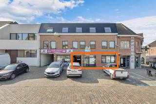 <p>Voor meer info of een bezoek, bel 053 59 49 32 - Te koop:<strong> handelsruimte van ca. 90 m² met grote kelder en ingebouwde kluis</strong>, gelegen op een goede locatie in het centrum van Moorsel, <strong>met gratis parking voor de deur</strong>. Het pand bestaat uit<strong> een ruime commerciële ruimte, een bureauruimte, toiletten en een technische ruimte</strong>. Daarnaast beschikt het over <strong>een grote kelder met een ingebouwde kluis </strong>(voormalige kluis van BNP Bank), wat ideaal is voor veilige opslag of archief. Dankzij de centrale ligging en de vlotte bereikbaarheid is dit pand geschikt voor diverse commerciële activiteiten, kantoor of praktijkruimte. <strong>De handelsruimte is momenteel verhuurd aan 1100 euro per maand.</strong> Een eigen zaak starten kan mits het respecteren van de wettelijke opzegtermijnen. <strong>Optioneel: mogelijkheid tot aankoop van een parkingplaats achter het gebouw voor €5.000.</strong> <strong>EPC C - Asbestveilig</strong></p>