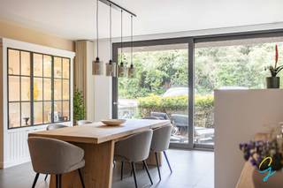 TE KOOP Ruim appartement met 2 terrassen en staanplaatsenDit verzorgd appartement biedt een aangename woonomgeving met een open leefruimte en...