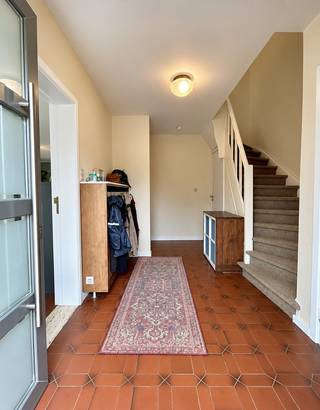 In een aangename en rustige woonwijk in Oud-Heverlee bevindt zich deze charmante, vrijstaande gezinswoning met een solide basis en heel wat potentieel.<br />De woning verwelkomt u via een inkomhal met gastentoilet en biedt op het gelijkvloers een gezellige woon- en eetkamer, een afzonderlijke bureau- of speelruimte, een keuken en een praktische proviandruimte.<br />Op de eerste verdieping geeft de nachthal toegang tot drie ruime slaapkamers en een badkamer, uitgerust met een ligbad, dubbele wastafel en toilet. Bovendien is de woning volledig onderkelderd en beschikt ze over verschillende functionele ruimtes, waaronder een cv-ruimte met stookolieketel, een wasruimte en een bijzonder ruime inpandige garage.<br />Achteraan geniet u van een gezellige tuin waar het heerlijk vertoeven is in alle rust en privacy.<br />Hoewel de woning onderhevig is aan een beperkte renovatieverplichting, vormt haar stevige constructie een uitstekende basis om ze naar eigen smaak en hedendaags comfort op te frissen. De woning is bovendien onmiddellijk bewoonbaar, waardoor eventuele werken perfect stapsgewijs kunnen worden uitgevoerd. Een ideale opportuniteit voor wie op zoek is naar een ruime, degelijke gezinswoning met potentieel op een rustige locatie in Oud-Heverlee!