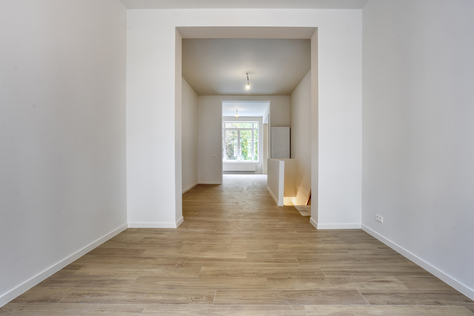 Prachtig gerenoveerd 2-slaapkamerappartement met tuin - foto 1
