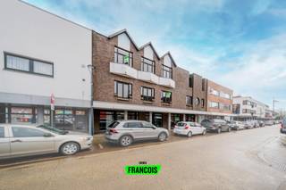 VEELZIJDIG PAND IN HET CENTRUM VAN MEULEBEKE - KANTOOR, CO-WORKING, HANDELSRUIMTE EN WOONMOGELIJKHEDEN <br /><br />Op zoek naar een pand met ruimte voor je onderneming én opbrengstmogelijkheden? Dit veelzijdige gebouw, gelegen op een centrale locatie nabij de Markt van Meulebeke, biedt een uitzonderlijke waaier aan mogelijkheden.<br /><br />Of je nu een kantoor, coworkingruimte, handelszaak, praktijk, opleidingscentrum of een combinatie van werken en wonen voor ogen hebt: dit pand laat zich flexibel invullen volgens uw behoeften.<br /><br />Het gebouw beschikt over ruime en polyvalente ruimtes, verdeeld over verschillende verdiepingen. De grote zalen bieden volop mogelijkheden voor onder meer:<br /><br /><ul><li>kantoren en bedrijfsruimtes<br /><br /></li><li>een coworkingconcept<br /><br /></li><li>vergader- en opleidingsruimtes<br /><br /></li><li>een praktijk of groepspraktijk<br /><br /></li><li>een dans-, yoga- of sportstudio<br /><br /></li><li>workshops, presentaties of groepsactiviteiten<br /><br /></li><li>een handels- of dienstverlenende activiteit<br /><br />Elke verdieping beschikt over eigen sanitair, wat zorgt voor een praktische en zelfstandige indeling.<br /><br />Een bijzondere troef is de mogelijkheid om professioneel gebruik te combineren met woongelegenheden. Denk bijvoorbeeld aan een eigen kantoor met woonmogelijkheid, een combinatie van wonen en ondernemen of een invulling waarbij verschillende functies binnen één gebouw worden samengebracht, steeds afhankelijk van de stedenbouwkundige mogelijkheden en voorschriften.<br /><br />De ligging nabij de Markt van Meulebeke zorgt ervoor dat klanten, medewerkers en bezoekers het pand gemakkelijk kunnen bereiken. Bovendien zijn er ruime parkeermogelijkheden in de onmiddellijke omgeving, een belangrijke troef voor een professionele bestemming.<br /><br />Dit is geen pand met één vastomlijnde bestemming, maar een flexibele ruimte die verschillende toekomstscenario's mogelijk maakt. Ideaal voor een ondernemer die ruimte zoekt, een professional die een eigen praktijk wil uitbouwen, een coworkingconcept wil realiseren of een combinatie van wonen en werken voor ogen heeft.<br /><br />Kom de mogelijkheden zelf ontdekken en laat u verrassen door de ruimte, indeling en veelzijdigheid van dit pand: mail 📧 tielt@immofrancois.be of bel 📞 051 47 48 47 om snel een bezoek in te plannen.</li></ul>