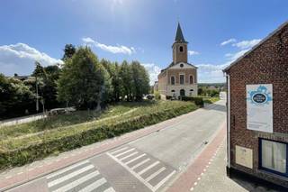 In het centrum van Haasrode, vlakbij de kerk van Blanden bevindt zich deze veelzijdige eigendom met een praktijkruimte (200m²) op het gelijkvloers...