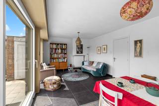 <p>In een rustige en gegeerde woonomgeving te Sint-Michiels bevindt zich deze verzorgde woning met een bijzonder aangename indeling, veel lichtinval en een uitstekende bereikbaarheid. Een ideale thuis voor wie comfortabel wil wonen nabij Brugge, scholen, winkels en verbindingswegen.</p><p>Op het gelijkvloers geniet u van een lichtrijke leefruimte, keuken, inkomhal met gastentoilet en een inpandige garage. De praktische indeling zorgt voor een aangenaam wooncomfort en een vlotte connectie tussen de verschillende ruimtes. Op de verdieping bevinden zich 3 slaapkamers, een badkamer en extra bergruimte. Daarnaast is er nog een zolder aanwezig.</p><p>Buiten geniet u van een onderhoudsvriendelijke tuin waar het aangenaam vertoeven is in alle rust en privacy. Dankzij de rustige straat en centrale ligging combineert deze woning een residentieel gevoel met een vlotte bereikbaarheid.</p><p>Technisch scoort de woning sterk met een gunstig EPC-label B (183 kWh/m²jaar), wat zorgt voor energiezuinig wooncomfort. De woning beschikt over centrale verwarming met condenserende ketel. De elektriciteit is niet conform en het asbestattest vermeldt een beperkte aanwezigheid van asbestmaterialen.</p><p>Een eigendom met potentieel, comfort en een topligging in één van de meest gegeerde deelgemeenten van Brugge.</p><p>Interesse?</p>