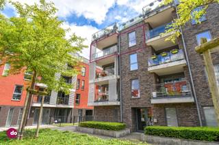 <p><span>Appartement de 3 chambres prêt à emménager avec place de parking au cœur de Boortmeerbeek</span></p><p><span>Vous recherchez de l'espace, un confort moderne et un emplacement de choix ? </span></p><p><span>Cet appartement situé au cœur du village de Boortmeerbeek vous accueille à bras ouverts. Pour des raisons familiales, le logement n’a été habité que pendant deux ans, ce qui lui confère un aspect véritablement neuf !</span></p><p><span>Le spacieux salon lumineux dispose d’une cuisine ouverte entièrement équipée. Juste à côté de la cuisine se trouve un débarras pratique avec des branchements pour votre lave-linge et votre sèche-linge. </span></p><p><span>Depuis le salon, vous accédez directement à la terrasse conviviale, qui offre une vue apaisante sur la cour intérieure.</span></p><p><span>Le couloir de nuit donne accès aux trois chambres à coucher spacieuses et aux toilettes séparées. La salle de bains confortable est entièrement équipée d’un lavabo et d’une douche à l’italienne. Plus loin dans le couloir, il est possible d’aménager une deuxième salle de bains (actuellement, vous y trouverez une buanderie avec un évier).<br /><br />Dans le garage souterrain du projet 'De Malterie', vous disposez d’une place de stationnement privée extra-large.</span></p><p><span>Vous pouvez garer vos vélos en toute sécurité dans le local à vélos commun.</span></p><p><span>L'emplacement est idéal : les écoles, la gare et la place du village sont accessibles à pied. De plus, vous bénéficiez d'une liaison rapide vers Louvain, Malines, Bruxelles et Anvers.</span></p><p><span>Est-ce l'appartement de vos rêves? Contactez-nous vite pour organiser une visite !</span></p><p><span><br />015 20 36 00 - info@domoxim.be</span></p>