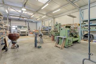 Deze goed onderhouden magazijn op een perceel van 469 m², biedt een praktische combinatie van opslag- en werkruimte en is geschikt voor diverse professionele activiteiten. De eigendom beschikt over een ruime opslagruimte, een aparte bureauruimte en een toilet.<br /><br />Het magazijn is vlot toegankelijk via een elektrische toegangspoort, waardoor ook een camionette gemakkelijk naar binnen kan rijden. Daarnaast beschikt het perceel over extra buitenruimte, wat zorgt voor een comfortabele toegang en voldoende manoeuvreerruimte.<br /><br /><strong>Ligging</strong>: De eigendom bevindt zich langs de Gitsestraat 358 in Roeselare, op een strategische en goed bereikbare locatie. De ligging combineert een vlotte bereikbaarheid met de nabijheid van het stadscentrum. Via de omliggende verbindingswegen is er een goede aansluiting richting de R32 en de N32/Brugsesteenweg, waardoor ook de belangrijkste invalswegen en omliggende gemeenten vlot bereikbaar zijn.<br /><br />Een interessante locatie voor zelfstandigen, ondernemers of bedrijven die op zoek zijn naar een praktische opslag- of werkruimte met bureaumogelijkheid, zonder zich ver van het stadscentrum en de belangrijkste verbindingswegen te vestigen.<br /><br /><strong>Troeven:</strong> 
<ul>
	<li>Perceel van 469 m²</li>
	<li>Zeer centrale ligging in Roeselare</li>
	<li>Ruime opslag-/werkruimte</li>
	<li>Elektrische toegangspoort</li>
	<li>Isolatie aanwezig</li>
	<li>Elektriciteit en water aanwezig</li>
	<li>Geschikt voor diverse professionele doeleinden</li>
</ul>
Een veelzijdige en centraal gelegen magazijn met de nodige voorzieningen en buitenruimte, ideaal voor wie opslag, werkruimte en kantoorfunctie op één locatie wil combineren.<br /><br />Bij interesse, aarzel niet ons te contacteren voor meer informatie of een plaatsbezoek op 051/201.400 of info@dicasa.be.