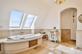 Deze stijlvolle luxe villa bevindt zich bovenop een heuvelrug op de grens van het Pajottenland met de Vlaamse Ardennen. Vanuit de woning heeft men...