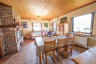 Stevige woning op een prachtig perceel grond van 1019 m².<br />Perfect gelegen in een rustige straat en op wandelafstand van handelszaken en supermarkt.<br /><br />De open bebouwing omvat een inkom, toilet, gezellige living met houtcassette, keuken, veranda, badkamer, 2 slaapkamers (waarvan 1 op het gelijkvloers), grote zolder (2 extra slaapkamers mogelijk), kelder, garage met wasplaats en grote tuin met overdekt terras.<br /><br />Benieuwd naar de indeling en staat van de woning? Kom gerust eens kijken.<br />Mailen naar sylvie@immoroba.be of een seintje op 09/388.53.53.