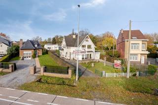 Sur un terrain bien situé de 9a25ca, charmante villa avec dépendance à l'arrière pouvant servir de maison de soins, de cabinet ou d'atelier:...