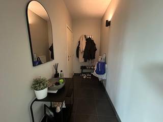 INDIEN U EEN BEZOEK WENST IN TE PLANNEN GELIEVE EEN BEZOEK AAN TE VRAGEN VIA WWW.HILLEWAERE.BE VIA DE RODE KNOP<br /><br />Eénslaapkamerappartement op het 2de verdiep op een TOP-locatie in hartje Lommel. Via de inkomhal is er toegang naar het appartement. Het beschikt over een ruime, woonkamer met halfopen moderne keuken (ingericht met spoelbak, vaatwasser, dampkap, koelkast en keramische kookplaat). Aansluitend een praktische berging/bijkeuken.<br />Verder is er één slaapkamer en een moderne badkamer met dubbele wastafel, ligbad met geïntegreerde douche en toilet. Het appartement biedt een aparte berging met voldoende opbergruimte en aansluiting voor wasmachine. <br /><br />Via de grote raampartij in de woonkamer is er toegang naar het overdekte terras.<br /><br />Tevens is er een kelderberging inbegrepen in de huurprijs.<br /><br />Bijzonderheden:<br />* Kelderberging<br />* Energiezuinig BEN appartement<br />* Top locatie te Lommel<br />* Gemeenschappelijke kosten 50 euro per maand