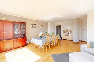 Dit bijzonder zonnig appartement, gelegen op de tweede verdieping, geniet van een gunstige ligging met alle voorzieningen zoals winkels, scholen...