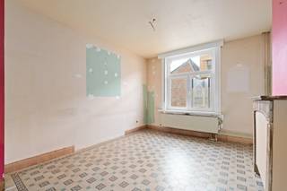 Charmante woning met 4 slaapkamers, 1 bureau, 1 badkamer, terras en omheinde tuin.In deze levendige straat woon je op een plek waar dynamiek en rust...