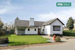 Au Delstraat 8 à Neerharen, nous trouvons cette maison de caractère en duplex datant de 1965. Cette maison convient parfaitement à ceux...