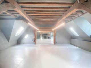 Op zoek naar een kantoorruimte met nét dat tikkeltje meer? Dan is deze parel in het hart van Antwerpen iets voor jou. Het Osterriethuis, een 18de-eeuws stadspaleis in volle rococopracht, werd volledig gerenoveerd en koppelt moeiteloos historische grandeur aan hedendaags comfort.<br /><br />Op de tweede verdieping wacht een kantoorruimte van ca. 925 m², ingericht volgens een ontwerp van niemand minder dan Raf Simons. Verwacht geen standaard white box: hier werk je tussen zichtbare houten balken, karaktervolle details en overvloedig daglicht. Stijlvol, sfeervol, inspirerend.<br /><br />Binnenkomen doe je groots (of discreet). Kies zelf hoe je je entree maakt: via de monumentale hoofdingang aan de Meir, of wat subtieler via de private toegang met lift aan Eikenstraat 11. Binnen variëren de plafondhoogtes van 1,90 m tot 3 m. <br /><br />De kantoorruimte is volledig instapklaar. Denk aan ingemaakte kasten, uitgeruste keukens en nette sanitaire voorzieningen.<br /><br />Op amper 10 meter ligt Q-Park ’t Stad, mét laadpalen en mogelijkheid tot parkeerabonnementen. Ook het openbaar vervoer scoort punten, met metro, tram en treinstation vlakbij.<br /><br />Geïnteresseerd? Alle prijsinformatie en financiële voorwaarden zijn beschikbaar op aanvraag.<br /><br />EPC-score: X