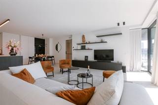 <p><span>In de prestigieuze Ensor Tower 2 bevindt zich dit stijlvolle en luxueuze appartement op de vierde verdieping. Dankzij de ruime indeling, de hoogwaardige afwerking en de moderne voorzieningen biedt dit appartement een bijzonder aangename woonomgeving aan de kust.</span></p><p><span>De ruime leefruimte vormt het hart van het appartement en sluit naadloos aan op de volledig ingerichte open keuken met kookeiland. Vanuit de woonkamer heeft u rechtstreeks toegang tot het ruime balkon, waar voldoende plaats is voor een comfortabele loungeset. De ideale plek om in alle rust te ontspannen.</span></p><p><span>Het appartement beschikt over twee comfortabele slaapkamers, elk met een eigen sanitaire voorziening. De eerste slaapkamer heeft een ensuite douchekamer met lavabo. De tweede slaapkamer beschikt over een ensuite badkamer met inloopdouche, lavabo, toilet en aansluiting voor een wasmachine.</span></p><p><span>Daarnaast is er een afzonderlijk gastentoilet.</span></p><p><span>Dit appartement </span><span>vormt de ideale keuze voor wie op zoek is naar een stijlvolle, comfortabele en rustige woonplek aan zee, met alle moderne voorzieningen binnen handbereik.</span></p><p><span>Huurwaarborg: € 5100 (3 maand)</span></p><p><span>Lasten: € 175/ maand</span></p><p><span>Plaatsbeschrijving: +- € 350</span></p><p><span>Vrij vanaf: 01/11/2026</span></p><p><span> </span></p>