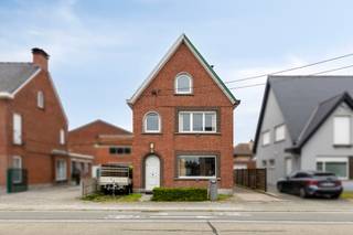 gt;Deze woning nabij het centrum van Oeselgem heeft heel wat troeven. De woning werd sinds 2017 volledig gerenoveerd.<br /><br />De indeling is als volgt:<br /><br />Inkomhal met toilet. Vervolgens komen we in de leefruimte, hier is de trap naar de kelder voorzien. Via de leefruimte gaan we door naar de keuken met eetplaats. Op de eerste verdieping hebben we 2 slaapkamers en een badkamer. Daarnaast hebben we nog een bureauruimte waar een trap aanwezig is naar de afgewerkte zolderverdieping. Hier is een slaapkamer en nog een ruimte die ook kan gebruikt worden als hobbyruimte of bureau.<br />Achteraan de woning komen we op de koer. Hier hebben we toegang tot de berging, de ruime garage en een volledig voorziene praktijkruimte. Achteraan hebben we ook toegang tot de gezellige tuin.<br /><br />Troeven:
<ul><li>Grote garage</li><li>Recent gerenoveerd</li><li>10 zonnepanelen (5 jaar oud)</li><li>Praktijkruimte apart</li></ul>
<strong>Deze eigendom wordt te koop aangeboden met een scherpe vanafprijs. Ieder hoger bod zal aan de eigenaar voorgelegd worden. </strong><br />Heeft u interesse in deze woning? Contacteer dan Karel van ERA Bossuyt +32 490 44 30 02