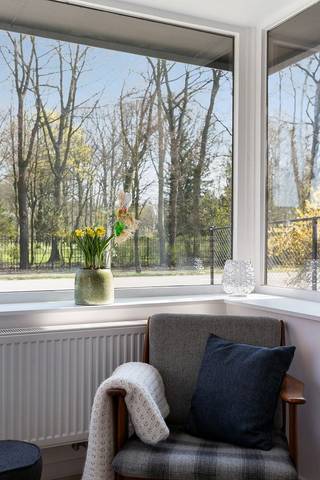Vivre immédiatement dans une maison pleine de charme, lumineuse et étonnamment polyvalente<br />Certaines maisons procurent immédiatement une sensation de bien-être. Cette charmante maison familiale en est l’exemple parfait. Rénovée en 2017, baignée de lumière naturelle et dotée d’un agréable jardin ensoleillé, elle allie caractère, confort et excellente accessibilité.<br />Dès l’entrée, l’atmosphère chaleureuse séduit. Le hall d’entrée mène à un espace de vie ouvert où le magnifique parquet en bois, la baie vitrée en avancée et les nombreuses fenêtres créent un cadre de vie particulièrement agréable. Vous profitez ici d’une abondance de lumière naturelle à tout moment de la journée.<br />À l’avant de la maison, le coin salon convivial constitue un espace idéal pour se détendre, tandis que la spacieuse salle à manger invite à partager de longs repas en famille ou entre amis. Grâce à la générosité de l’espace de vie, il est également possible d’aménager un coin jeux, un espace de télétravail ou une zone dédiée aux loisirs.<br />La cuisine semi-ouverte constitue le cœur battant de la maison et séduira tous les amateurs de cuisine. Elle est équipée d’une cuisinière à gaz avec plaque teppanyaki, d’un four, d’un lave-vaisselle et de vastes plans de travail qui invitent à cuisiner et à partager de bons moments. Une buanderie, un espace de rangement pratique et des toilettes pour invités complètent cet espace.<br />À l’étage, la sensation d’espace et de luminosité se poursuit. Tout le niveau est revêtu d’un chaleureux parquet en bois. La grande chambre parentale dispose d’un mur de placards intégré et d’une connexion TV. La deuxième chambre bénéficie également d’une belle luminosité et offre de nombreuses possibilités comme chambre d’enfant ou chambre d’amis.<br />La salle de bains élégante est équipée de meubles sur mesure, d’un double lavabo avec rangement, d’une confortable douche à l’italienne et d’un WC suspendu.<br />Depuis le séjour, vous accédez directement au jardin agréable. Grâce à son orientation sud-ouest, vous profitez pleinement du soleil de l’après-midi et du soir. La vaste terrasse, partiellement couverte et partiellement ouverte, est l’endroit idéal pour des soirées d’été conviviales, des barbecues entre amis ou un moment de détente autour d’un bon verre de vin.<br />Un atout majeur réside dans l’accès via le portillon latéral ainsi que par la rue peu fréquentée située à l’arrière. Au fond du terrain se trouve également un grand garage fermé accessible par deux côtés. Idéal pour garer une voiture, des vélos, un vélo cargo ou pour aménager un espace de loisirs, de jeux ou de travail.<br />Le stationnement à l’avant de la maison est également très facile grâce aux emplacements de parking privatifs.<br />Cette maison offre tout ce qu’une famille moderne recherche : lumière, espace, confort, jardin ensoleillé et de nombreuses possibilités pratiques. Un lieu où l’on se sent immédiatement chez soi.<br />Atouts exceptionnels<br /><br />Charmante maison familiale prête à emménager<br />Rénovée en 2017<br />Luminosité abondante grâce aux grandes baies vitrées<br />Espace de vie ouvert au caractère chaleureux<br />Jardin orienté sud-ouest avec grande terrasse<br />Accès arrière via une rue à faible circulation<br />Grand garage offrant de multiples possibilités<br />Emplacements de parking privatifs devant la maison<br />Excellente connexion avec le centre-ville et les axes autoroutiers<br />Transports en commun à courte distance