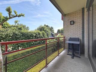 Op een rustige ligging in een kleinschalige residentie bevindt zich dit instapklare appartement, op korte wandelafstand van het strand, de winkels en het openbaar vervoer van Nieuwpoort-Bad.<br />Het appartement omvat een inkomhal met ingemaakte kasten en een apart toilet. De lichtrijke leefruimte met open keuken geeft uit op een aangenaam terras. Aansluitend aan de keuken bevindt zich een praktische berging. Verder beschikt het appartement over een ruime slaapkamer en een badkamer uitgerust met een ligbad en een enkele wastafel.<br />Als extra troeven beschikt het appartement over een private kelderberging en een autostaanplaats, <strong>inbegrepen</strong> in de prijs.<br />Ideaal als tweede verblijf, investering of vaste woonst aan zee.
