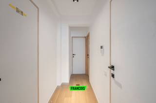 Dit volledig gerenoveerde tweeslaapkamerappartement op de tweede verdieping biedt modern comfort in het hart van Oostende, op slechts een...