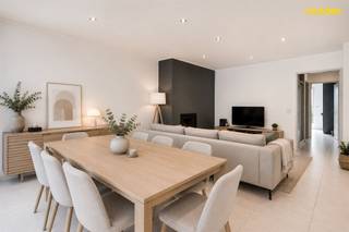 <p><span>Bent u op zoek naar een instapklaar gelijkvloers appartement op een vlot bereikbare locatie? Dan is dit verzorgde appartement in Kontich-Kazerne zeker een bezoek waard. Dankzij de ligging nabij het station van Kontich-Lint, winkels, openbaar vervoer en belangrijke invalswegen geniet u hier van een uitstekende bereikbaarheid. Bovendien zorgen het gunstige EPC-label C, de conforme elektrische keuring en het asbestvrije attest voor een zorgeloze aankoop, zowel voor eigen bewoning als voor wie op zoek is naar een interessante investering.</span></p><p><span>Bij het binnenkomen wordt u verwelkomd in een open inkomruimte met plaats voor een vestiairekast, die naadloos overgaat in de gezellige leefruimte met open keuken. De keuken is voorzien van alle hedendaags comfort en vormt samen met de woonkamer een aangename, lichtrijke leefomgeving. Als extra sfeertoets werd een stijlvolle gaskachel geïntegreerd in de woonkamer, naast de centrale verwarming op aardgas.</span></p><p><span>Via de nachthal bereiken we een praktische berging, een apart gastentoilet, een verzorgde badkamer met inloopdouche en twee volwaardige slaapkamers. Vanuit de tweede slaapkamer heeft u via een schuifraam rechtstreeks toegang tot de gemeenschappelijke, fraai onderhouden tuin. Hier werd recent een nieuw, afgesloten paviljoen geplaatst dat dienst doet als veilige fietsenstalling.</span></p><p><span>Ook aan praktische opbergruimte werd gedacht: bij het appartement hoort een private kelderberging, ideaal voor extra stockage.</span></p><p><span>De aluminium ramen met HR-beglazing werden ongeveer twaalf jaar geleden vernieuwd en zijn allemaal uitgerust met rolluiken, wat bijdraagt aan het wooncomfort en de energiezuinigheid.</span></p><p><span>Kortom, een instapklaar en goed onderhouden gelijkvloers appartement met twee slaapkamers, een aangename tuinomgeving en een uitstekende ligging in Kontich-Kazerne.</span></p>