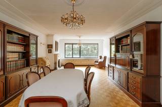 <p><strong>Dit tweeslaapkamer appartement is gelegen aan het gezellige park Distelhoek</strong>, dichtbij invalswegen, scholen, winkels en openbaar vervoer. Je geniet van een uitstekende bereikbaarheid en een comfortabele woonomgeving.</p><p><br /></p><p><strong>Het appartement bestaat uit</strong> een ruime inkomhal met ingebouwde kast - een grote woonkamer met mozaïekparket in blokpatroon en authentieke elementen zoals de elegante plafondrozet en ornamentiek, de goud geweven radiatoromkasting met marmeren bovenplaat en de sierschouw - een aparte keuken met toegang naar het terras die zicht heeft op het park Distelhoek - een apart toilet - een badkamer met douchecabine en bad - twee volwaardige slaapkamers met ingebouwde kasten waarvan één toegang geeft tot het achterste terras - een kelderberging - via de straatkant heb je toegang tot het achterliggende complex met garagebox nr. 16 die mits meerprijs aangeboden wordt.</p><p><br /></p><p><strong>Troeven: </strong>Locatie - 2 terrassen - De garagebox is optioneel mits meerprijs - Authentieke elementen - Elektrische rolluiken - renovatiepotentieel - Lift</p>