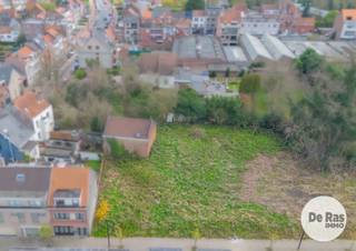 <p>WEMMEL – Mooie bouwgrond voor gesloten bebouwing, met zuidoost oriëntatie in hartje van Wemmel<br /><br />Kleinschalige verkaveling van 2 loten in hartje van Wemmel, op wandelafstand van het unieke Gemeentepark, sportinfrastructuur zoals de Royal tennis -en padelclub, winkels, openbaar vervoer en scholen, etc...<br />Mooi perceel, geschikt tot het oprichten van een gesloten bebouwing met een gevelbreedte van circa 6,50m. De kroonlijsthoogte is max. 6,5m, dakhelling van max. 45°, op deze manier zijn 3 bouwlagen mogelijk. Er mag in de voorgevel van een hoofdgebouw 1 garagepoort met een maximum breedte van 2,40 meter voorzien worden.<br /><br />Vrij van pacht.<br /><br />Prijs excl. aansluit -en aankoopkosten.</p>